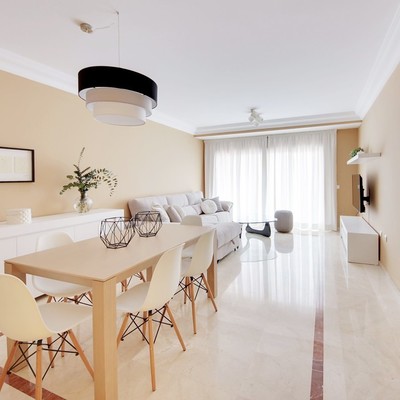 Uma sala de jantar muito ampla