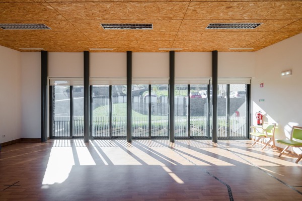 CAO - Ginásio com vistas para o jardim.