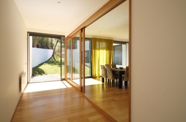 Casa em Almalaguês - corredor, salão e jardim