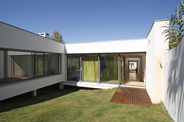 Casa em Almalaguês - ligação entre salão e jardim