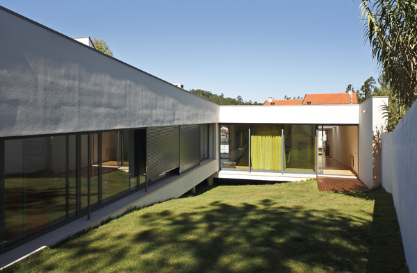 Casa em Almalaguês - quartos, salão e jardim