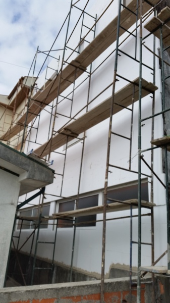 Colagem de placas EPS para capotto.