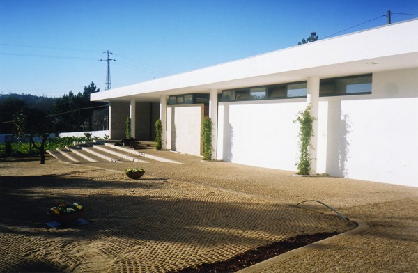 Construção de raíz de anexos e pavimentos.