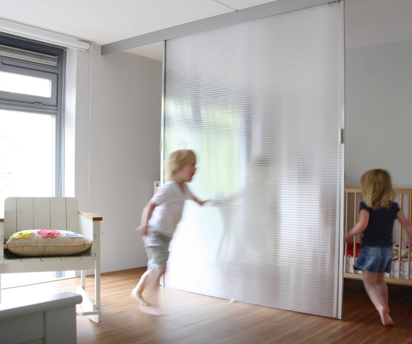 Divisor de policarbonato que deixa entrar a luz, mas permite intimidade