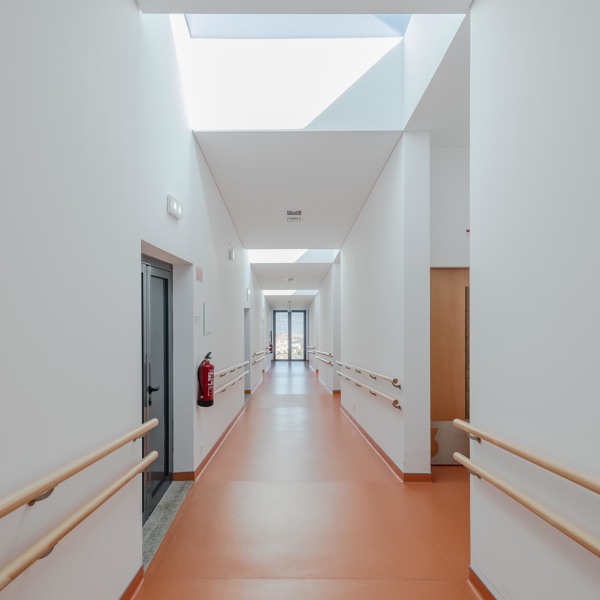 Lar - corredor dos Quartos com luz natural.