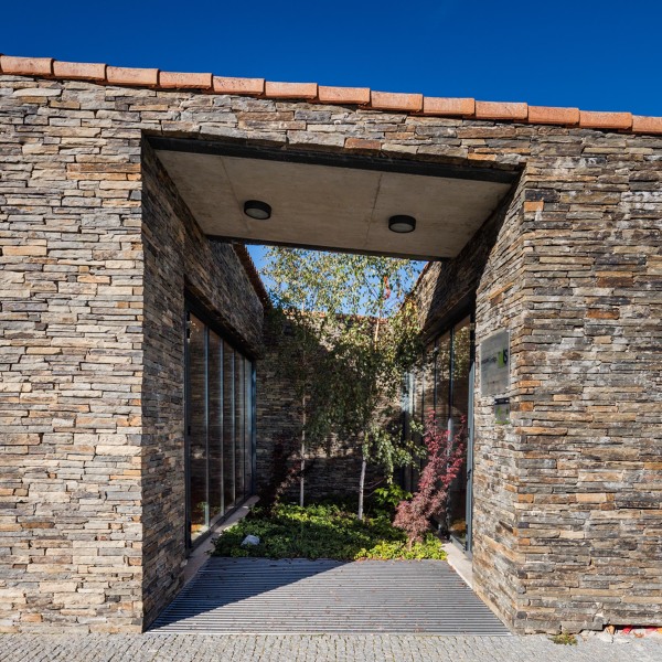 Lar e CAO - pátio da entrada, vista exterior.