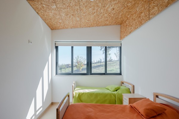 Lar - quarto com janela para o jardim.