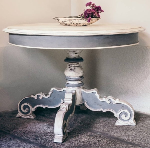 Mesa circular, em 2 tons, desgastada