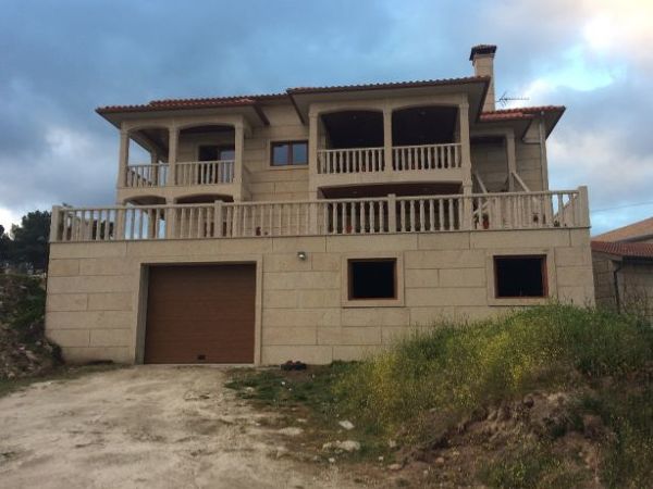 moradia em granito tipo picado