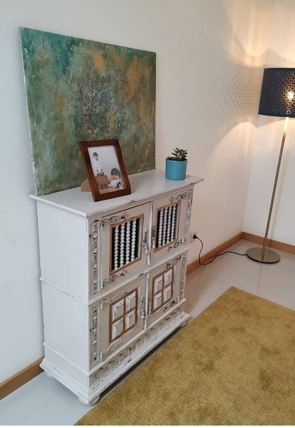 Móvel-bar, pintado em branco com apontamentos em dourado