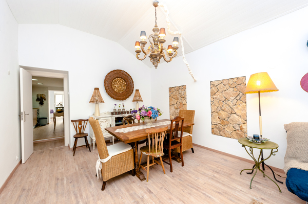 O candeeiro dá um toque charmoso à sala