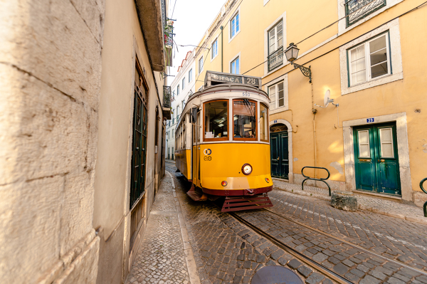 O famoso elétrico 28 passa à porta