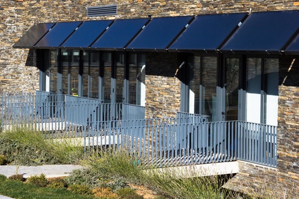 Painéis fotovoltaicos servem também de sombreamento.