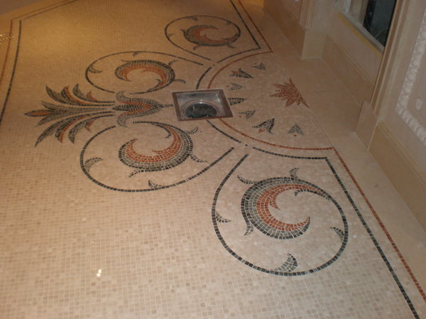 Pavimento com mosaico em mármore decorativo 