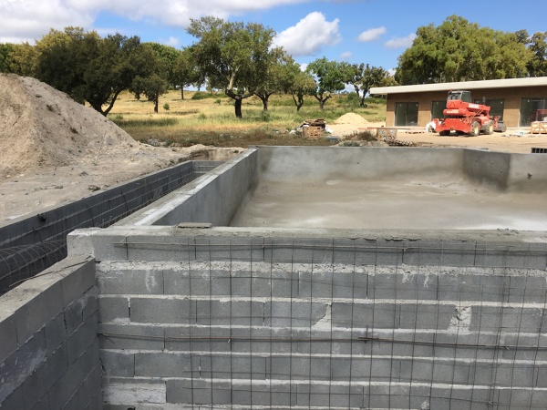Piscina projetada, falta o tanque de transbordo