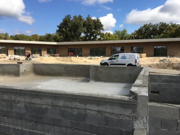 Piscina projetada, falta o tanque de transbordo