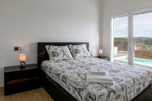 Quarto principal com pvista para piscina