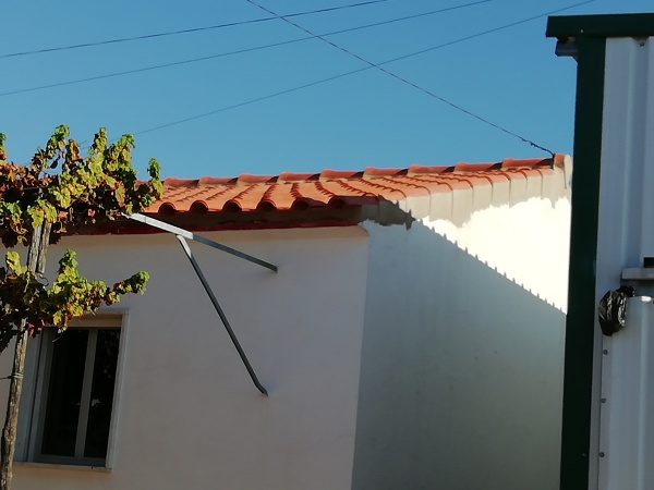 Telhado em telha Lusa por cima do painel sandwich