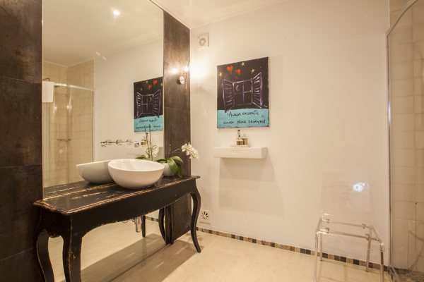 Um espelho grande aumenta a profundidade da casa de banho