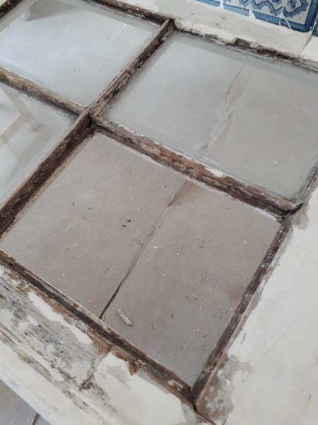 Vidros partidos e sem vedação