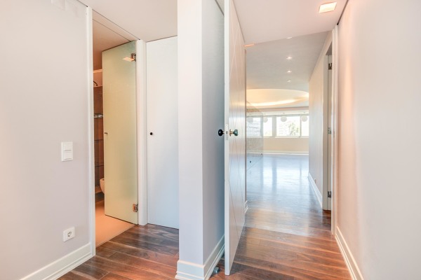 Vista hall de acesso aos quartos e IS