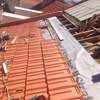 colocaçao de telhas novas com manta de proteçao(tela  respiravel )