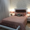 Espelho para parede inferior de quarto, acima de rodapé e sob soleira de janela