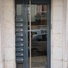 Porta de rua com caixas de correio