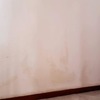 Parede afetada para reparação de canalização e reboco