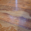 Reparação chão de madeira rasgado num quarto